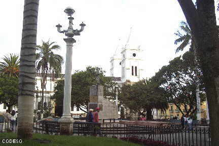 El parque central con la Iglesia Catedral San Pedro de Guaranda Guaranda - Provincia de Bolívar