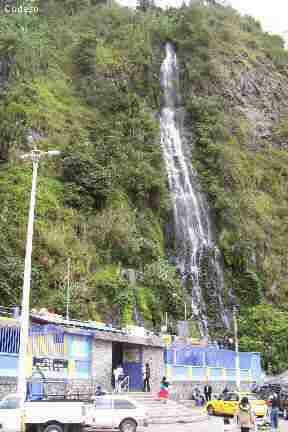 Las piscinas de la Virgen con aguas termales y la cascada de la Virgen del Agua Santa en Baños