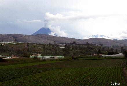 El volcán Tungurahua con una pequeña erupciónvisto desde Ambato