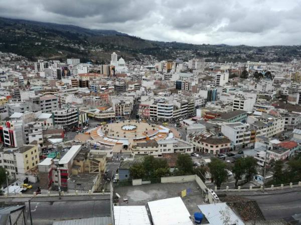 Plaza Urbina vista desde las escaleras eléctricas