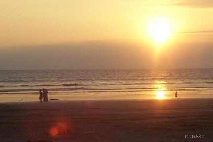 Puesta del sol en la playa de Atacames Provincia Esmeraldas
