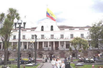 La Plaza de la Independencia con el Palacio de Gobierno