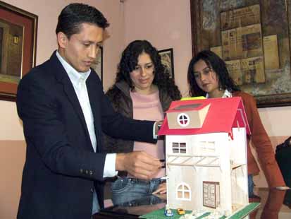 José Bacuilima representante del proyecto muestra en una maqueta el funcionamiento del aparato que desarrollaron. Foto El Mercurio