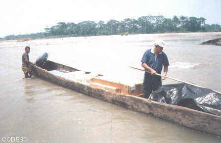 Transporte fluvial de los equipos solares Rio Aguarico Sucumbíos