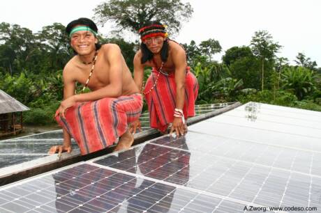 Técnicos del sistema fotovoltaico de Sharamentsa                    Foto: Astrid Zworg