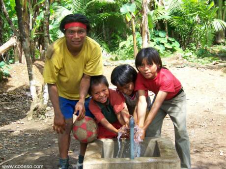 Niños Ashuar refrescándose en Tsunkintsa: Proyecto de agua entubado con bomba solar - Provincia Morona Santiago