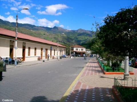 San Pedro de Alausí Al fondo la estacion de trenes