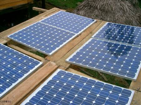 Energía eléctrica con un sistema fotovoltaico comunal para una sala de computación y internet satelital de la comunidad Sarayacu