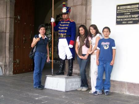 Guardia Presidencial - Palacio de Carondelet - Quito Historisches Zentrum Präsidentengarde Mateo Veronica Emily
