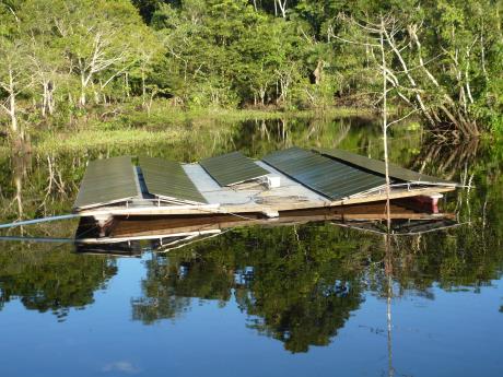 Sani Lodge Rio Napo Sistema solar electrico con paneles fotovoltaicos CIS Avancis amorfos flotantes en la laguna frente a la hosteria