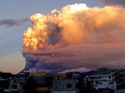 Expulsiones de gas: Desde el mirador de La Moya, en el cantón Pelileo