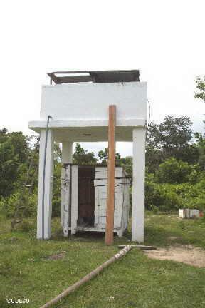 Vista al tanque alto de agua, encima los paneles fotovoltaicos y abajo la caseta de baterías y equipos Guachal