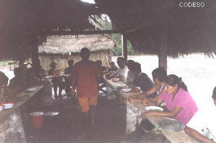 Comida comunal después de la instalación del sistema solar  - Bilder aus Chiwias