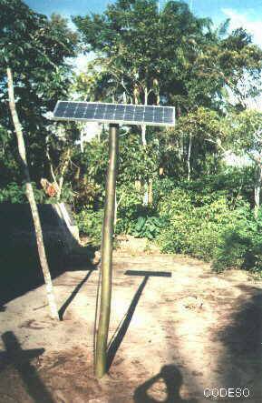 El panel solar está montado en un marco para orientarlo hacía el sol. Así se capta hasta 30 % más energía Comuna Cofán Dovuno - Sucumbíos 