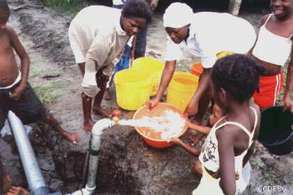 El primer agua potable que sale del grifo es una recompensa para los que han trabajado para ello, y es una primera necesidad en muchos sitios. 