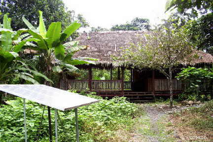 Solar panels for the cabins in Playa de Oro Los paneles solares para las cabañas en Playa de Oro